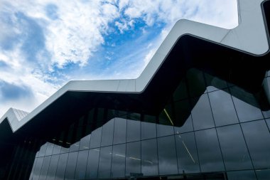 Glasgow, İskoçya - 18 Temmuz 2016 - Riverside Taşımacılık Müzesi ünlü mimar Zaha Hadid tarafından tasarlanan araba, bisiklet ve gemi modelleri