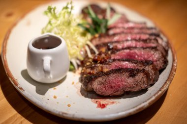 Soslu ve sebzeli orta pişmiş wagyu eti.