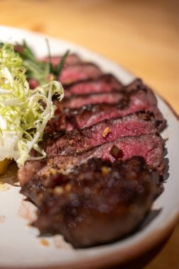 Soslu ve sebzeli orta pişmiş wagyu eti.