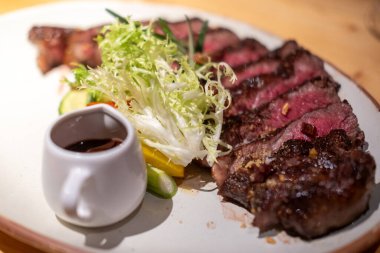 Soslu ve sebzeli orta pişmiş wagyu eti.