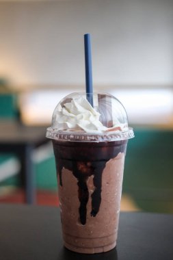 Çikolata kremayla harmanlanmış, masanın üstünde bulanık bir arka plan.