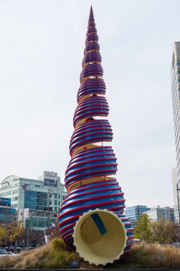 Seul, Güney Kore - 25 Kasım 2019: Bahar Heykeli, Cheonggyecheon Kanalı yakınlarındaki Kabuk Tapınağı Anıtı