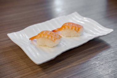 Tabakta servis edilen karides suşisi.