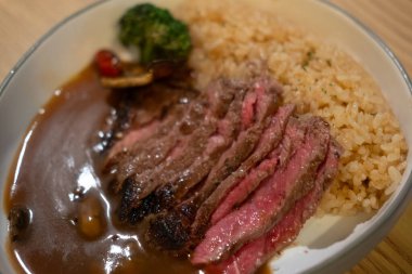 Tabakta bonfile biftekli yağda pilav.