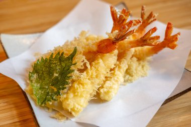Masada servis edilen Ebi karides tempura seti.