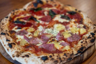 Pepperoni ve Hawai Pizzası 'nı masaya yakın..