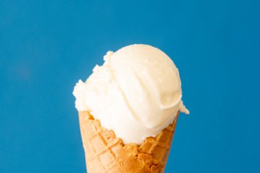 Krep külahında süt dondurması, mavi arka planda.