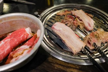 Dilimlenmiş ızgara domuz ızgarası, Kore usulü yemek.