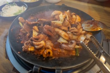 Baharatlı kızarmış Ahtapot Tavada Domuz Göbeği, Kore yemeği