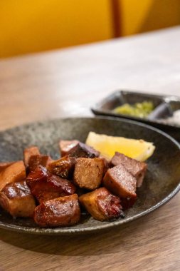 Limonlu ızgara sığır dili.