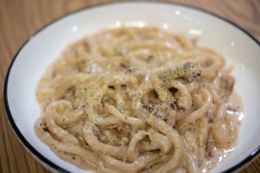 Tabakta turşu kreması var. Pici kalın, elle sarılmış bir makarnadır..