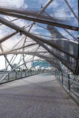 Singapur - 9 Mart 2024: Helix Köprüsü, veya Helix, Marina 'yı Marina South ile Singapur' daki Marina Körfezi bölgesinde birleştiren yaya köprüsü..