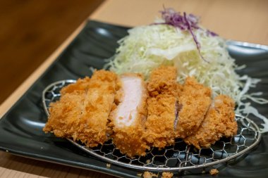 Tonkatsu, kızarmış domuz filetosu. Lokantada lahana ile servis edilir.