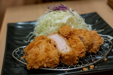 Tonkatsu, kızarmış domuz filetosu. Lokantada lahana ile servis edilir.