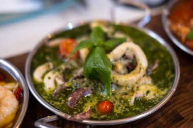 Pesto Kalamar Tapas, İspanyol mutfağında aperatif ya da aperatif.