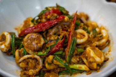 Tabakta servis edilen köri tozuyla karıştırılmış mürekkep balığı.