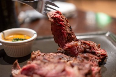 Orta pişmiş pirzola angus bifteği.