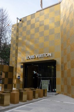 Seul, Güney Kore - 17 Mart 2024 Louis Vuitton Seul Dosan Parkı. Apgujeong bölgesinde bir Concept Store & Maison Seul Sancak Gemisi.