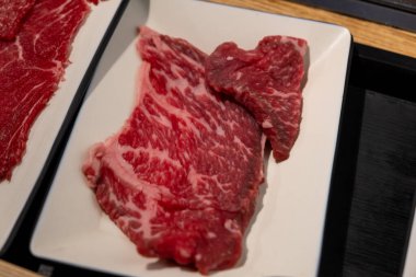 Tabakta, paslanmaz ızgaranın önünde Kore usulü barbekü. BBQ nadir bulunan et.