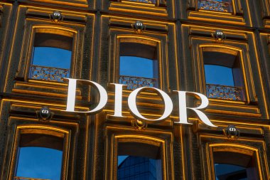 Bangkok, Tayland - 14 Aralık 2024: Dior Gold House, gece aydınlatma. Bangkok 'un Ploenchit alışveriş bölgesindeki yeni konsept mağazası..