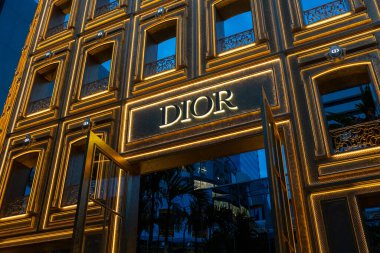 Bangkok, Tayland - 14 Aralık 2024: Dior Gold House, gece aydınlatma. Bangkok 'un Ploenchit alışveriş bölgesindeki yeni konsept mağazası..