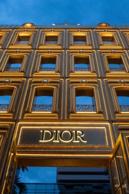 Bangkok, Tayland - 14 Aralık 2024: Dior Gold House, gece aydınlatma. Bangkok 'un Ploenchit alışveriş bölgesindeki yeni konsept mağazası..