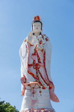Guanyin heykeli, Merhamet Tanrıçası, mavi gökyüzüne karşı. Wat Saman Rattanaram 'da, Chachoengsao, Tayland