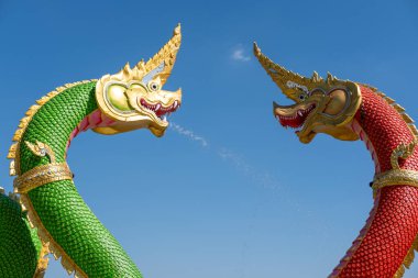 Suyu akan Naga heykelleri. Wat Saman Rattanaram 'da, Chachoengsao, Tayland