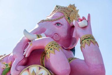 Dev Pembe Ganesha heykeli. Ganesha 'nın elinde kırık bir fildişi ve bir nilüfer çiçeği tutuyor. Wat Saman Rattanaram, Chachoengsao, Tayland