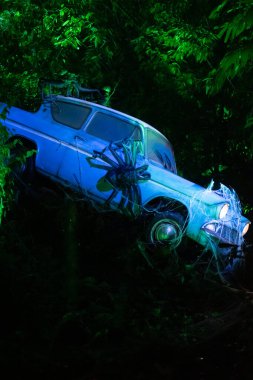 Singapur - 7 Mart 2024: Weasley 'nin uçan arabası Siloso Point, Coastal Trail, Sentosa' daki Harry Potter Yasak Orman deneyimi. Aydınlatma ve Etkileşimli Büyü ile açık havada iz sürme
