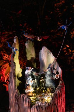 Singapur - 7 Mart 2024: Harry Potter Yasak Orman Deneyimi 'nde altın heykelli Niffler Siloso Point, Coastal Trail, Sentosa. Aydınlatma ve Etkileşimli Büyü ile açık havada iz sürme
