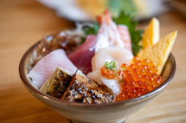 Kaisen Don, Japon pilav kasesi. Hotate, Somon, Saba, Engawa, Foie gras, Ikura gibi çiğ balıklar dahil..