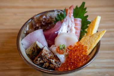 Kaisen Don, Japon pilav kasesi. Hotate, Somon, Saba, Engawa, Foie gras, Ikura gibi çiğ balıklar dahil..