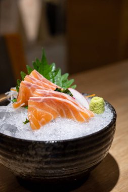 Sebzeli somon balığı ve buz bir kasede, restoranda servis ediliyor.