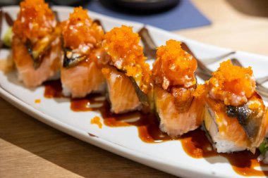 Somon Suşi rulosu tabakta