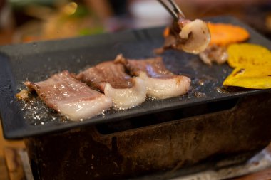 Akita Wagyu bifteği ızgarada dilimlenmiş.