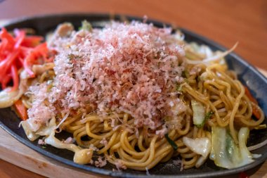 Kurutulmuş bonito taneli Yakisoba, karıştırılmış Japon eriştesi.