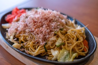 Kurutulmuş bonito taneli Yakisoba, karıştırılmış Japon eriştesi.