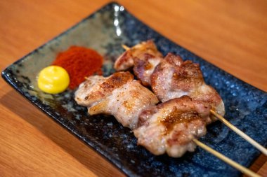 Yakitori, tabakta servis edilen Japon tipi şiş tavuk.