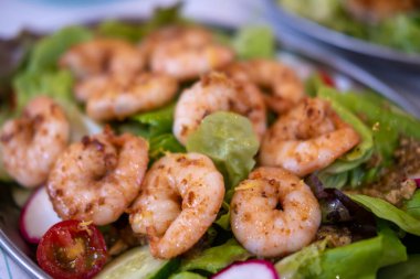 Tabakta ızgara karides salatası.