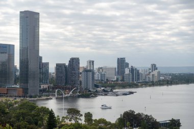 Perth, Avustralya - 9 Nisan 2025: Perth 'in CBD bölgesindeki binaların ve gökdelenlerin havadan görünüşü