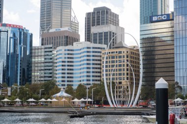 Perth, Avustralya - 8 Nisan 2025: Elizabeth Quay, Perth, Batı Avustralya 'da Kuğu Nehri üzerinde yer alan büyük bir liman bölgesi. Yemek, eğlence ve etkinlikler için bir merkez..