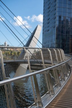 Elizabeth Quay Köprüsü, Elizabeth Quay 'in göze çarpan özelliği. Asma köprü 20 metreye kadar yükselir ve Perth, Avustralya 'da hem yaya hem de bisikletçilere açılır.