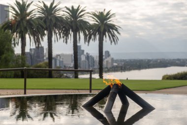 Kings Park, Perth, Avustralya 'da Anılar Alevi ve Yansıma Havuzu. Avustralyalılar tarafından yapılan savaşlarda hizmet edip ölenlerin anısına..