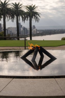 Kings Park, Perth, Avustralya 'da Anılar Alevi ve Yansıma Havuzu. Avustralyalılar tarafından yapılan savaşlarda hizmet edip ölenlerin anısına..