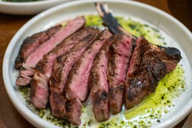 Tabakta orta pişmiş angus bifteği.