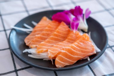 Tabakta somon balığı, restoranda servis ediliyor.