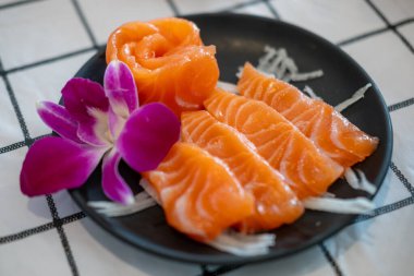 Tabakta somon balığı, restoranda servis ediliyor.