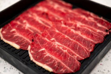 Dilimlenmiş istiridye bıçağı, çiğ et. Pişirmeye hazır.