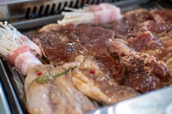 Izgarada ızgara domuz eti, Kore usulü.